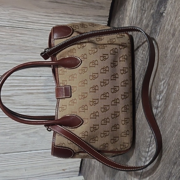 EUC Dooney & Bourke Signature handbag/ crossbody monogramed brown/Tan - Picture 4 of 14